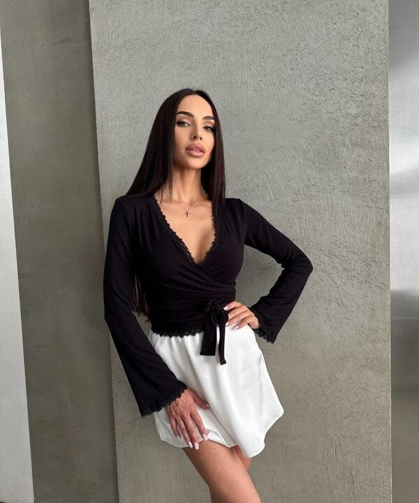 Лонгслив женский на запах из вискозы с эластиком приталенный весенний с длинными рукавами кружевной отделкой и завязками