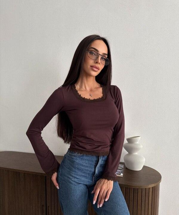 Лонгслив женский из вискозы с эластиком приталенный весенний с квадратным вырезом кружевной отделкой и длинными рукавами
