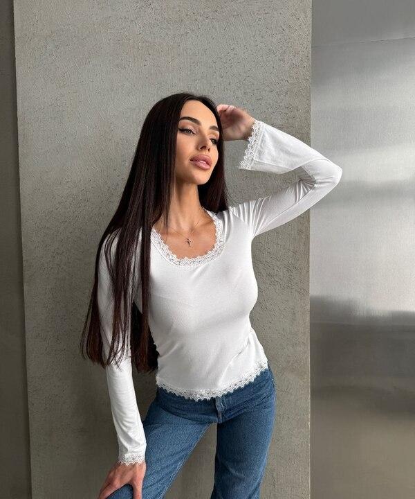 Лонгслив женский из вискозы с эластиком приталенный весенний с квадратным вырезом кружевной отделкой и длинными рукавами