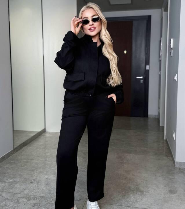 Костюм-двойка женский из замши на дайвинге с бомбером и брюками оверсайз весенний