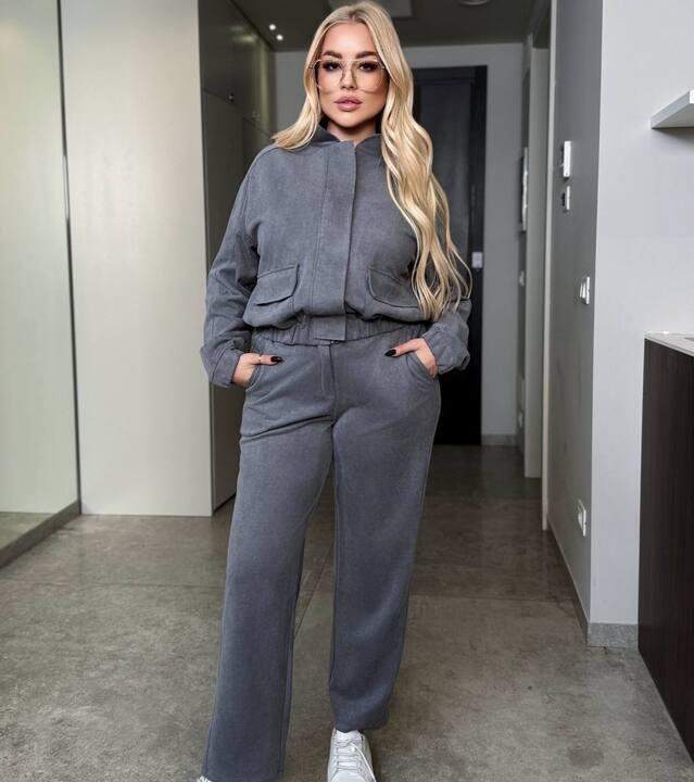 Костюм-двойка женский из замши на дайвинге с бомбером и брюками оверсайз демисезонный