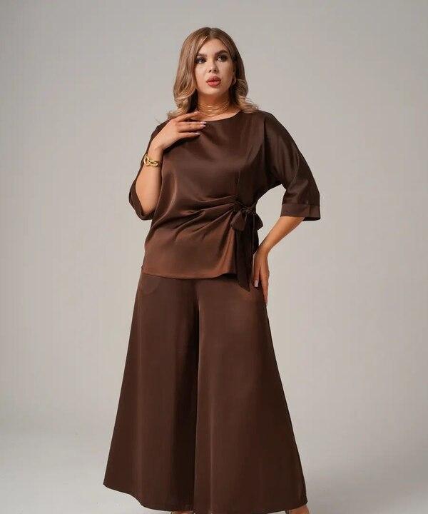 Костюм-двойка женский из шелка с асимметричной блузой на запах и широкими брюками летний