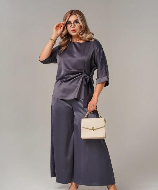 Костюм-двойка женский из шелка с асимметричной блузой на запах и широкими брюками весенний