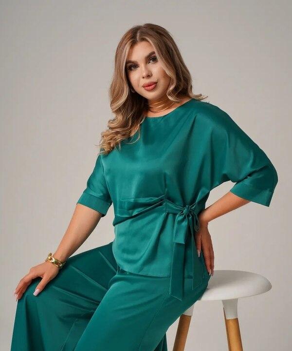 Костюм-двойка женский из шелка с асимметричной блузой на запах и широкими брюками летний