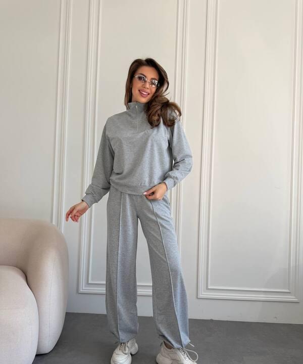 Спортивный костюм женский из трикотажа двунитки со свитшотом на молнии и свободными брюками демисезонный