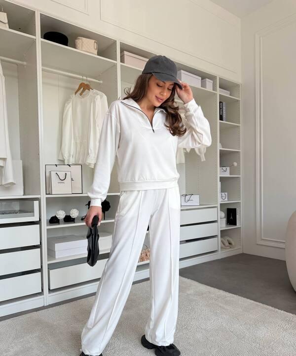 Спортивный костюм женский из трикотажа двунитки со свитшотом на молнии и свободными брюками демисезонный