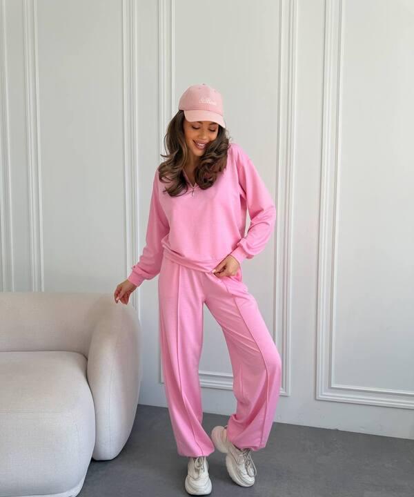 Спортивный костюм женский из трикотажа двунитки со свитшотом на молнии и свободными брюками демисезонный