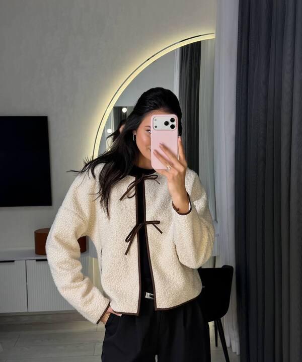 Бомбер женский из ткани барашек букле укороченный на молнии весенний