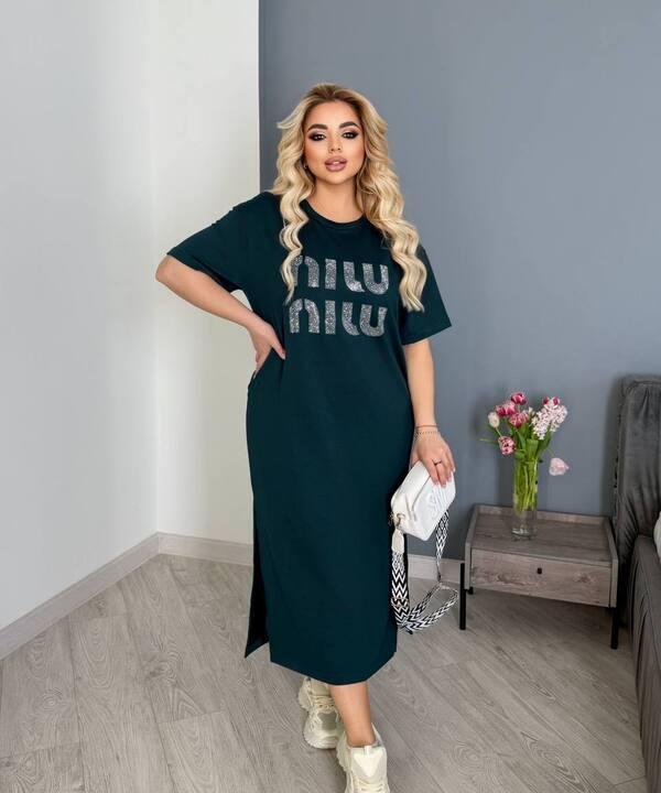 Платье-футболка женское из двунитки прямого кроя с надписью и боковыми разрезами весеннее