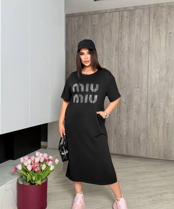 Платье-футболка женское из двунитки прямого кроя с надписью и боковыми разрезами весеннее