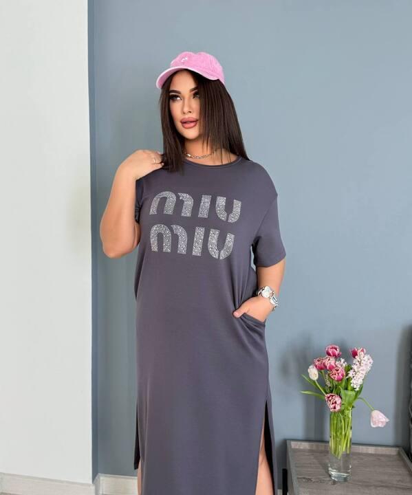 Платье-футболка женское из двунитки прямого кроя с надписью и боковыми разрезами весеннее