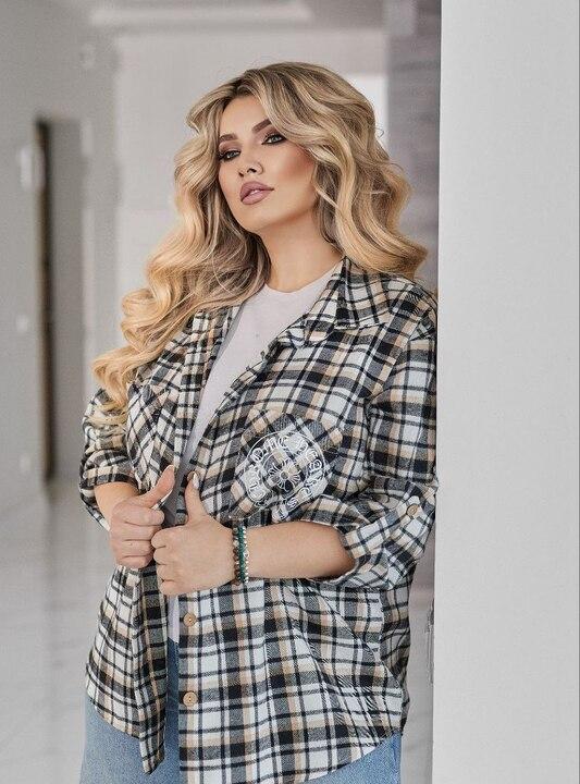 Рубашка женская из фланели в клетку свободного кроя с длинным рукавом и декоративной аппликацией весенняя