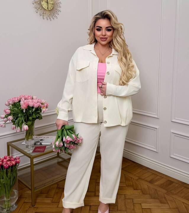 Костюм-двойка женский из микровельвета с рубашкой на пуговицах и прямыми брюками весенний