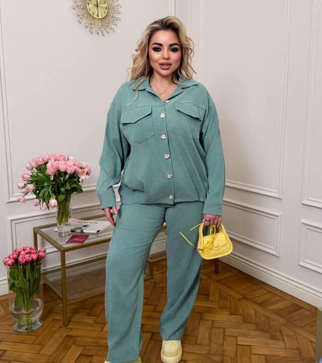 Костюм-двойка женский из микровельвета с рубашкой на пуговицах и прямыми брюками весенний