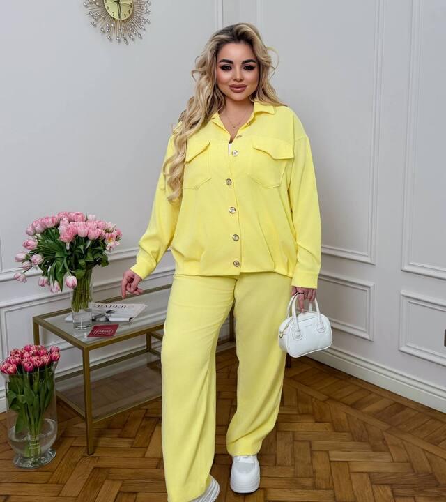 Костюм-двойка женский из микровельвета с рубашкой на пуговицах и прямыми брюками весенний