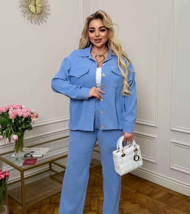 Костюм-двойка женский из микровельвета с рубашкой на пуговицах и прямыми брюками весенний