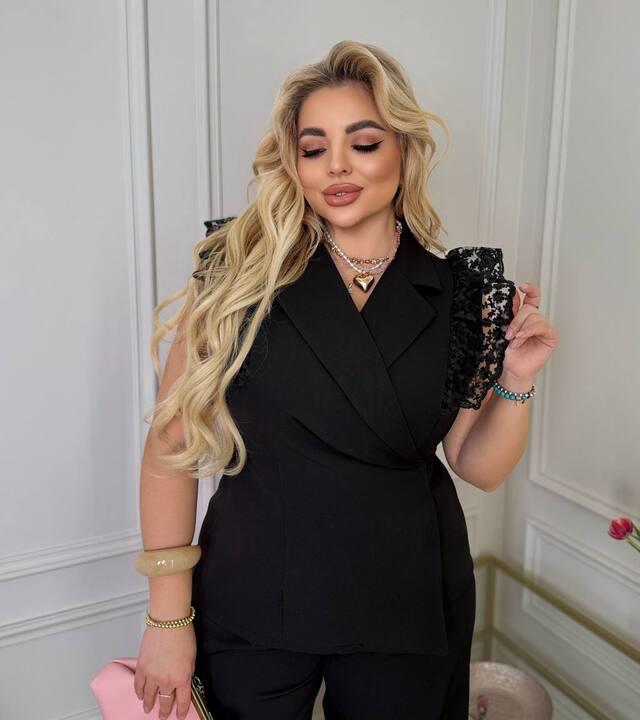 Костюм-двойка женский из костюмной ткани с жилетом на запах и прямыми брюками весенний