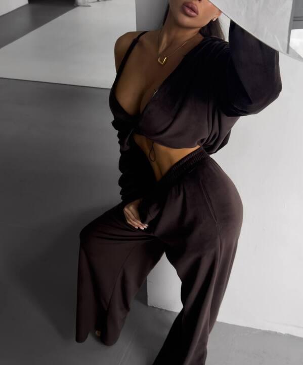 Спортивный костюм-тройка женский из велюра с кофтой на молнии и капюшоном бра-топом и свободными брюками демисезонный