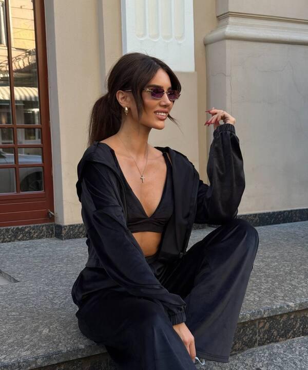 Спортивный костюм-тройка женский из велюра с кофтой на молнии и капюшоном бра-топом и свободными брюками демисезонный