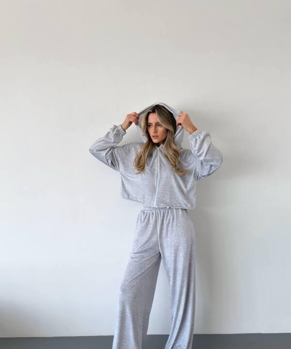 Спортивный костюм-тройка женский из велюра с кофтой на молнии и капюшоном бра-топом и свободными брюками демисезонный