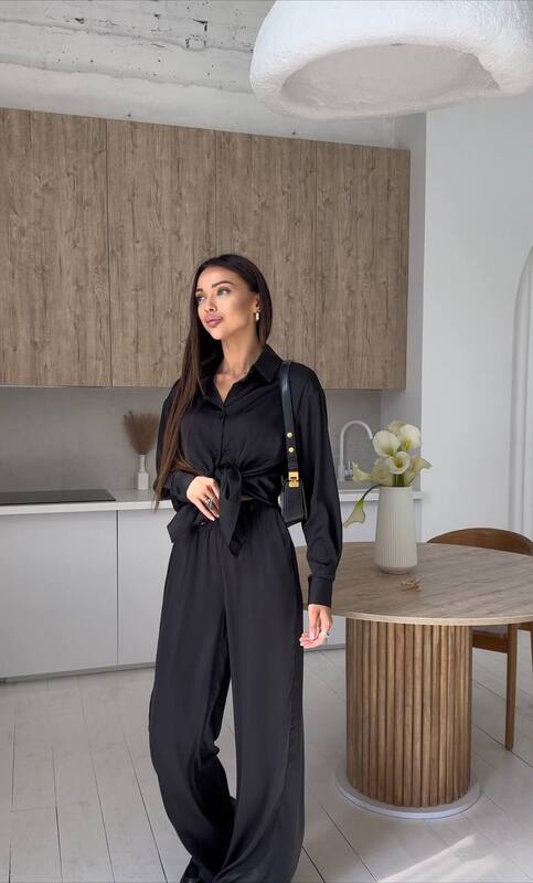 Костюм-двойка женский из костюмки Бостон с рубашкой на завязке и широкими брюками весенний