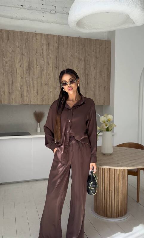 Костюм-двойка женский из костюмки Бостон с рубашкой на завязке и широкими брюками весенний