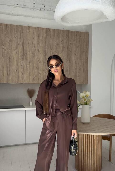 Костюм-двойка женский из костюмки Бостон с рубашкой на завязке и широкими брюками весенний