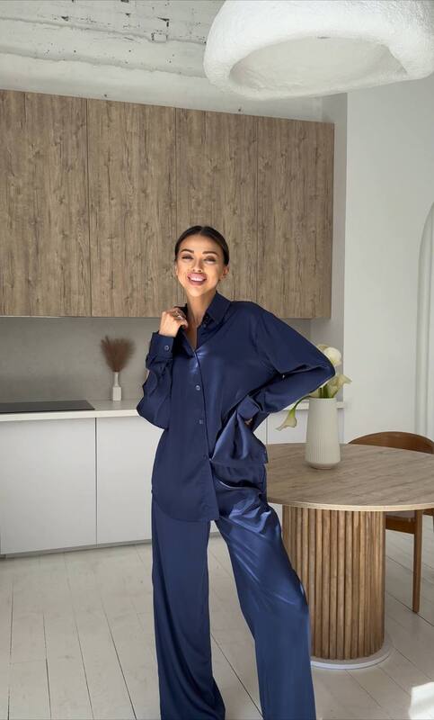 Костюм-двойка женский из костюмки Бостон с рубашкой свободного кроя и широкими брюками весенний