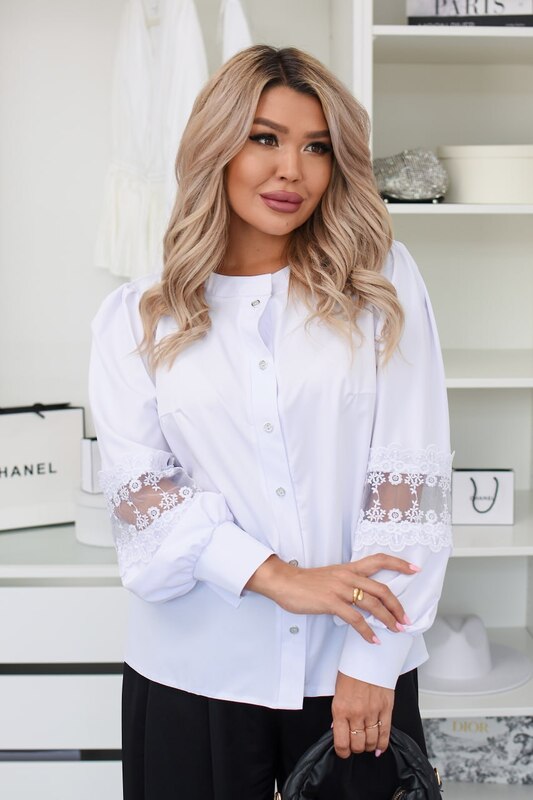 Блуза женская из софт коттона с кружевными вставками на рукавах на пуговицах свободного кроя демисезонная