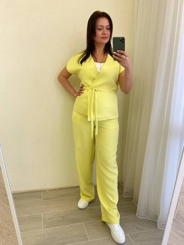 Костюм-двойка женский из крепа повседневно-деловой с жилетом на запах на подкладке и прямыми брюками больших размеров