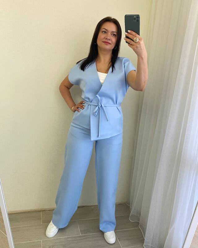 Костюм-двойка женский из костюмного крепа на подкладке с жилетом на запах и прямыми брюками повседневно-деловой больших размеров весенний