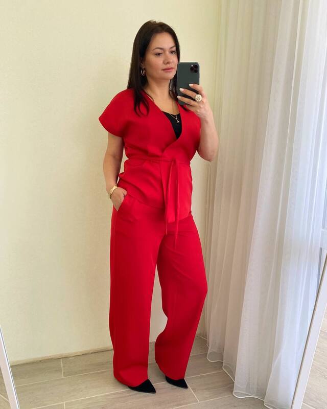 Костюм-двойка женский из костюмного крепа на подкладке с жилетом на запах и прямыми брюками повседневно-деловой больших размеров весенний