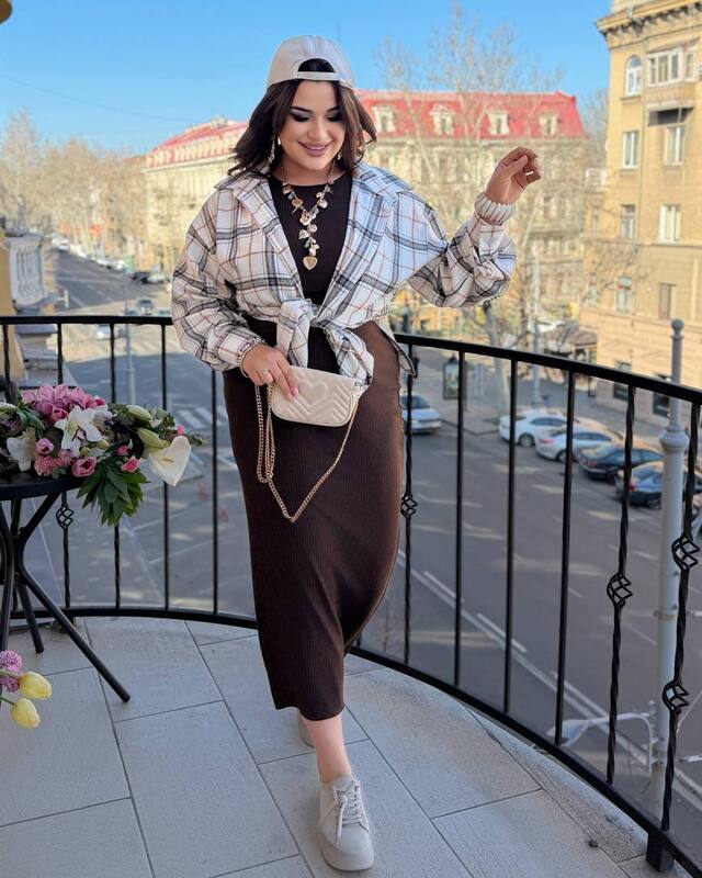 Костюм-двойка женский с платьем макси из рубчика и рубашкой оверсайз в клетку весенне-летний