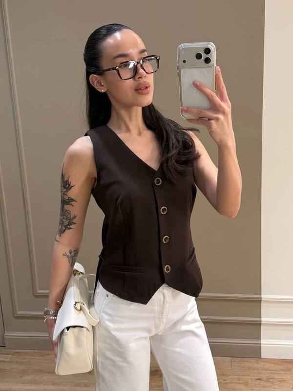 Жилетка женская из костюмки классическая приталенная укороченная с V образным вырезом на пуговицах демисезонная