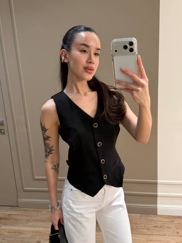 Жилетка женская из костюмки классическая приталенная укороченная с V образным вырезом на пуговицах демисезонная