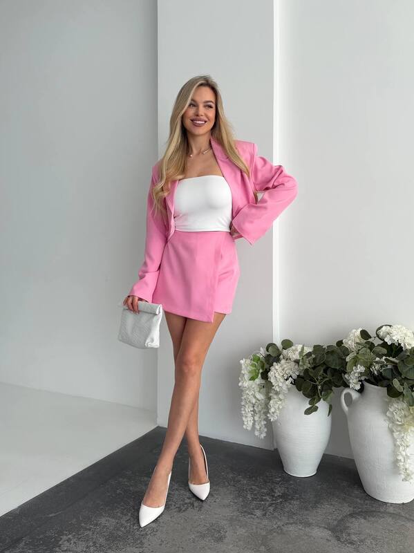 Костюм-двойка женский из костюмной ткани жакет с плечиками на подкладке и юбка-шорты с высокой посадкой летний