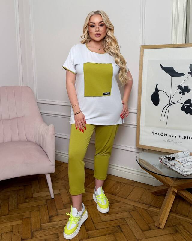 Спортивный костюм женский из турецкого кулира с футболкой свободного кроя и укороченными штанами летний