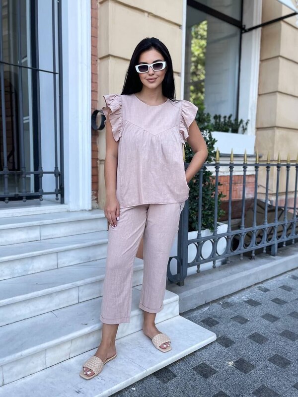 Костюм женский из жатого льна с блузой с воланами и укороченными брюками летний