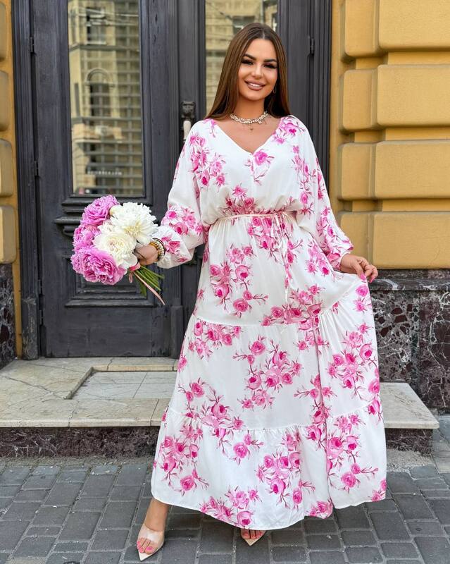 Платье женское белое макси из штапеля с розовым цветочным принтом, кулиской на талии и боковым разрезом больших размеров