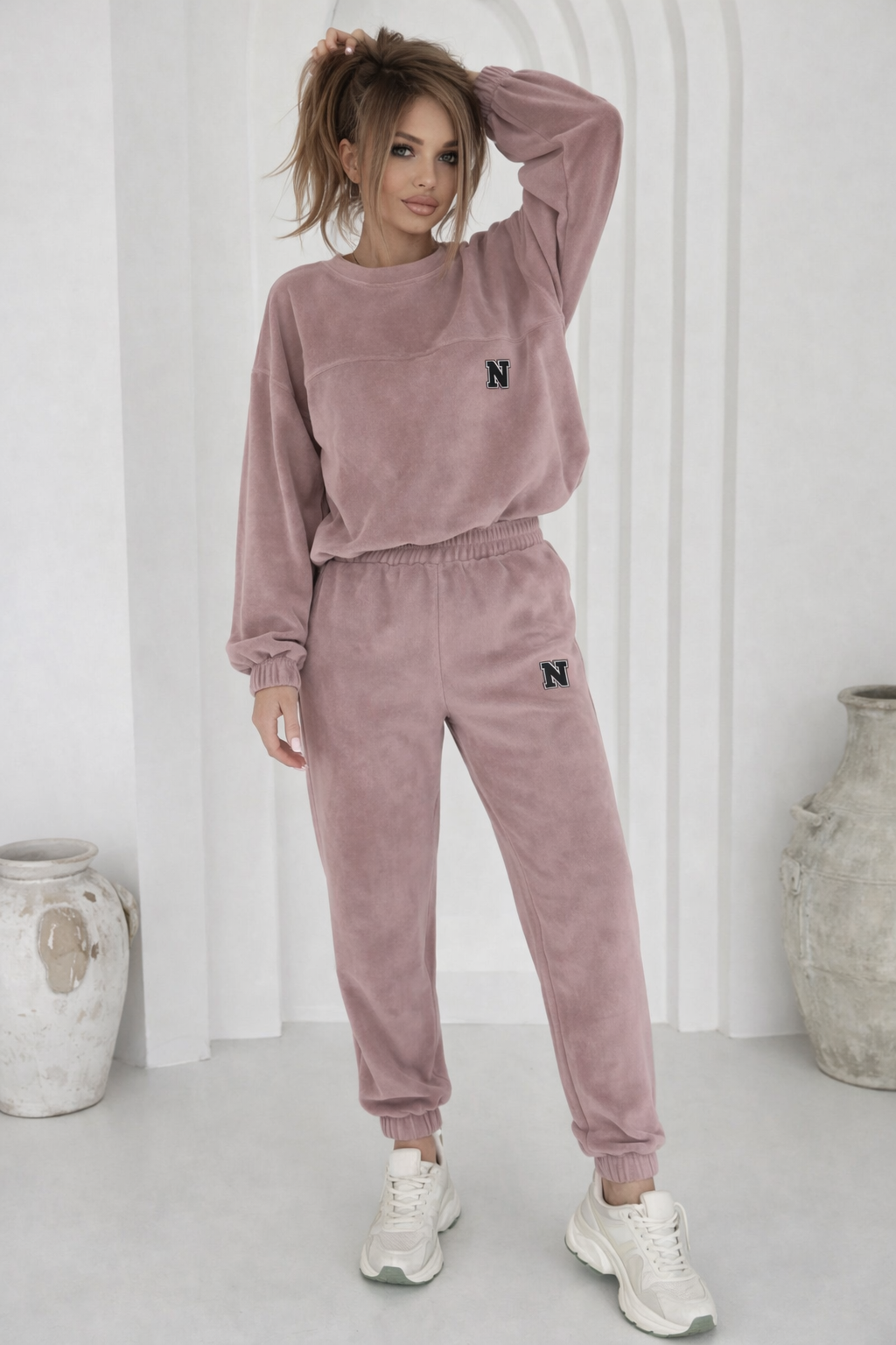 Спортивный костюм женский велюровый на плюшевой основе утепленный оверсайз со свитшотом и прямыми брюками зимний