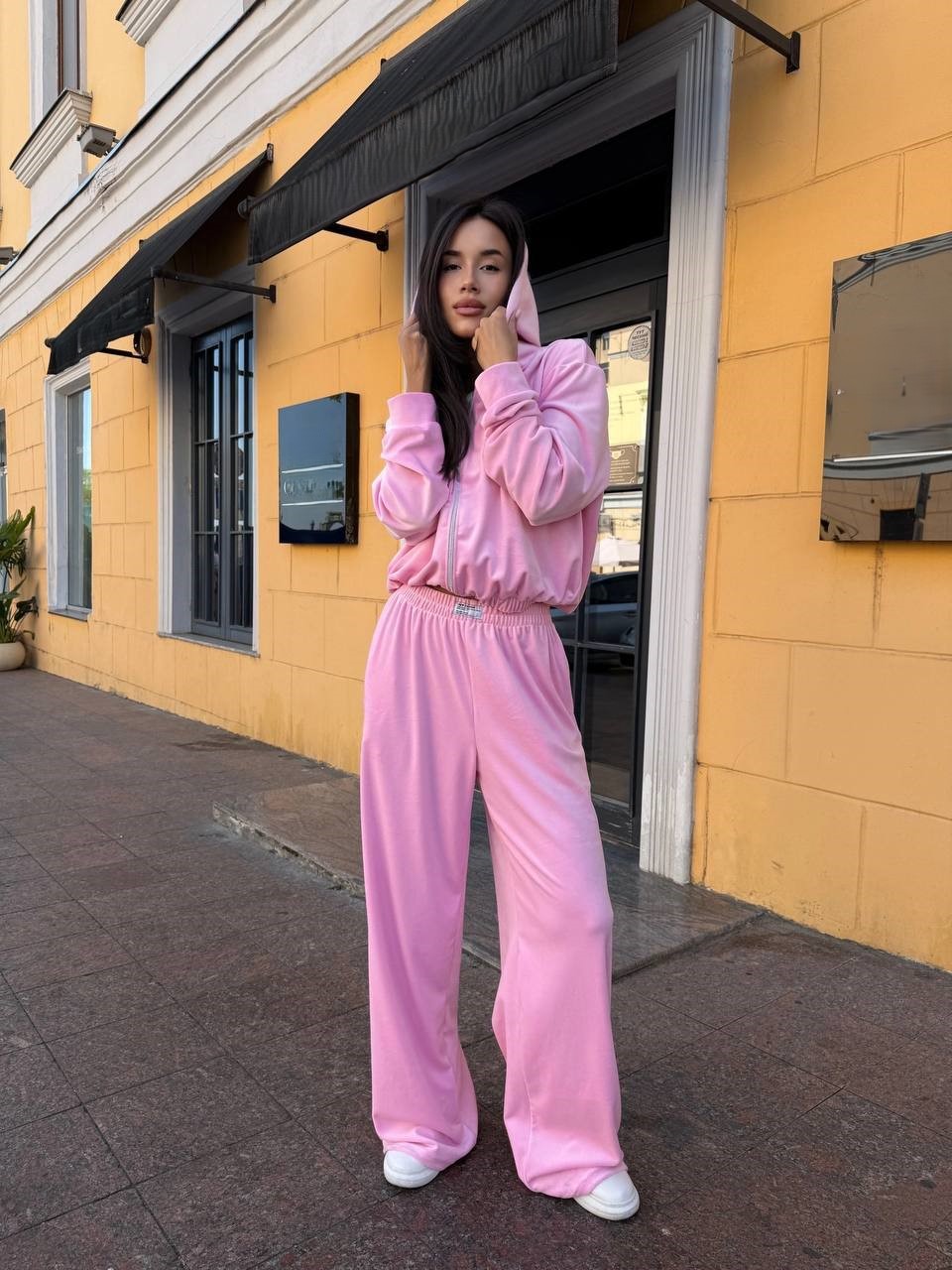 Спортивный костюм женский велюровый с худи на молнии с капюшоном и широкими брюками весенний  k-127471