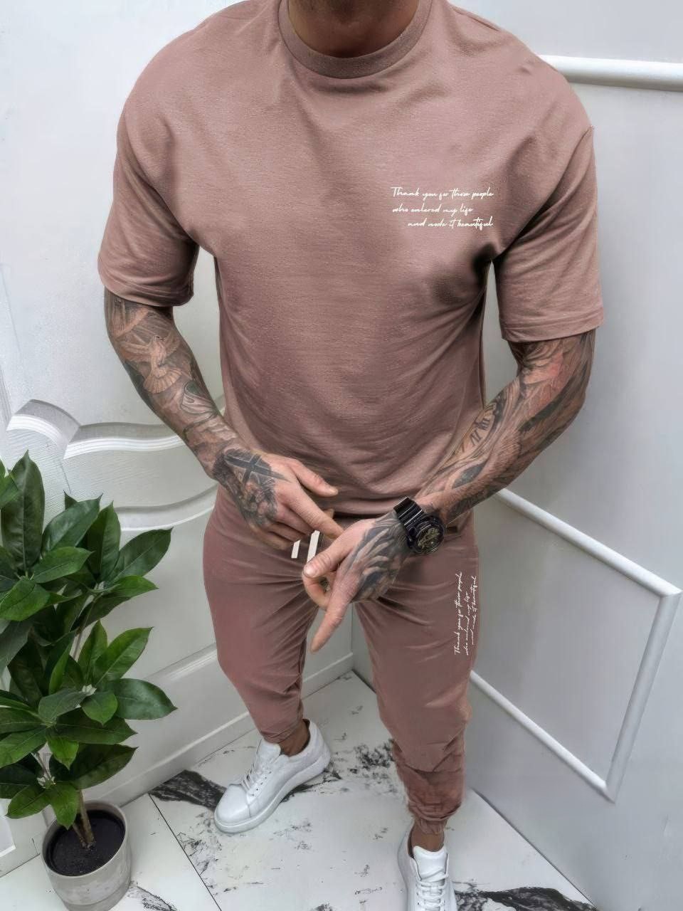 Спортивный костюм мужской из двунитки с футболкой и брюками с манжетами и принтом демисезонный