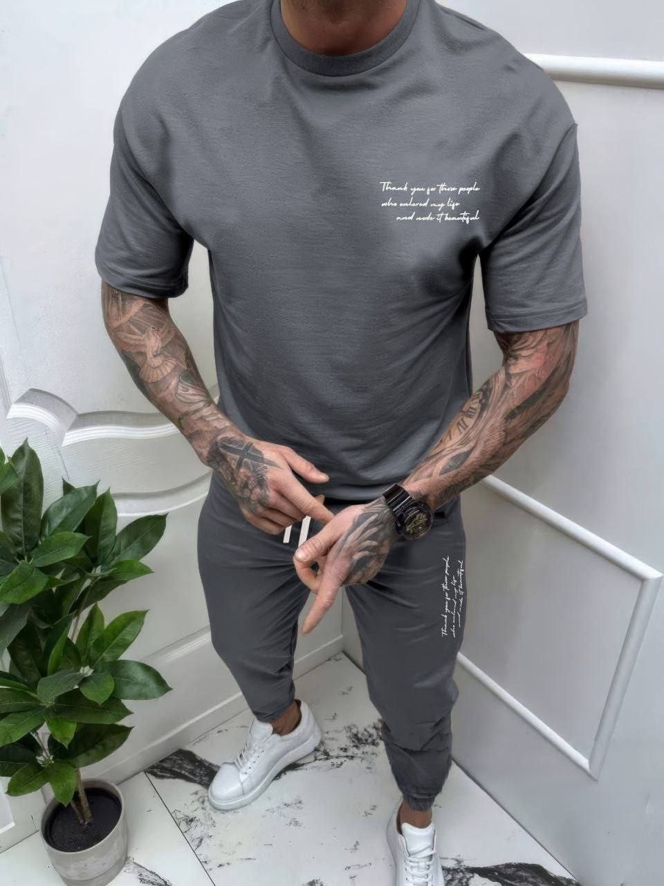 Спортивный костюм мужской из двунитки с футболкой и брюками с манжетами и принтом демисезонный