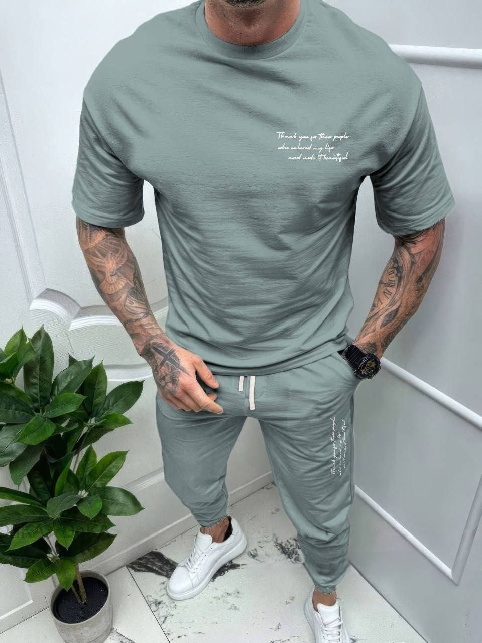 Спортивный костюм мужской из двунитки с футболкой и брюками с манжетами и принтом демисезонный