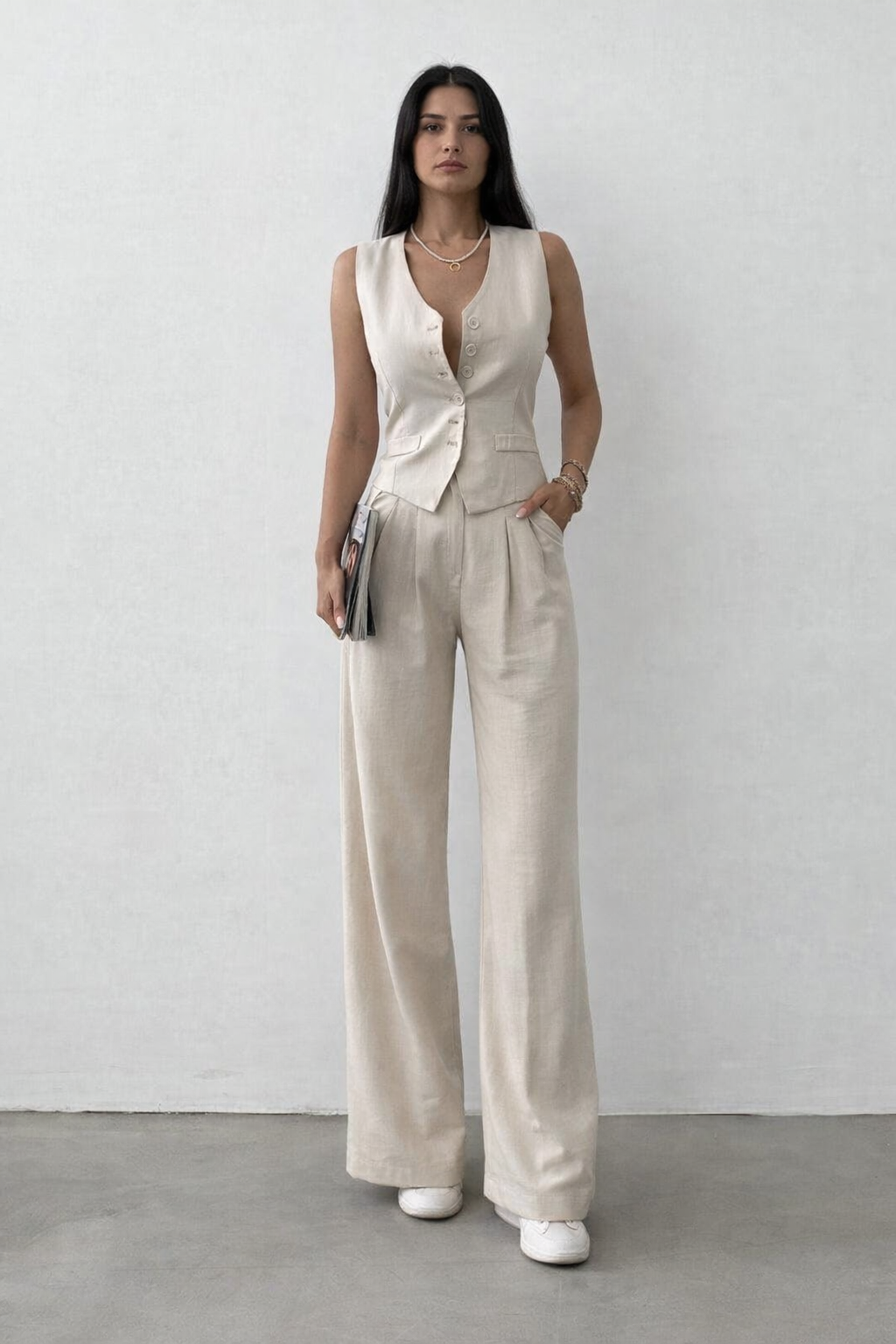 Костюм-двойка женский льняной с жилетом на пуговицах и широкими брюками весенне-летний
