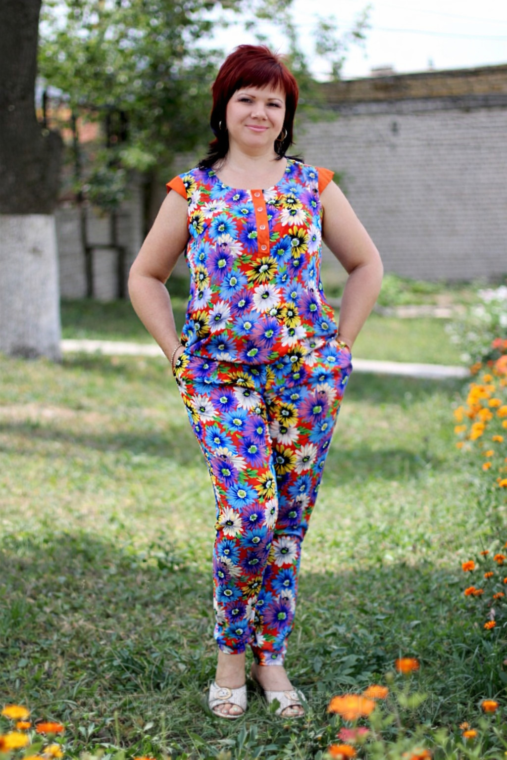 Костюм-двойка женский из штапеля с вискозой и хлопком: блуза на пуговицах и зауженные брюки с рисунком летний  M-1003-PL2-432-20-5