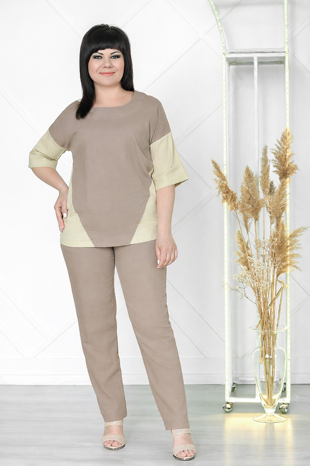 Костюм-двойка женский из льна и полиэстера с двухцветной блузой свободного кроя и слегка зауженными брюками летний  M-1043-PL4-091-30-05