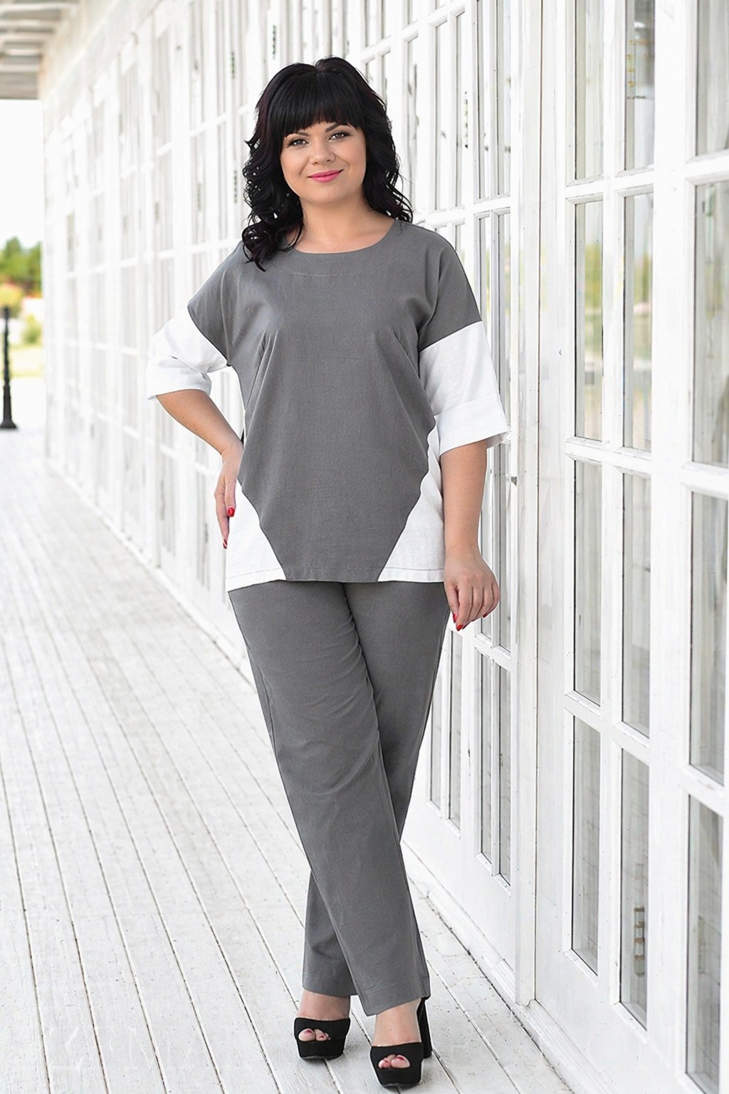 Костюм-двойка женский брючный из льна и полиэстера с двухцветной блузой свободного кроя и слегка зауженными брюками летний  M-1044-PL4-091-38-01