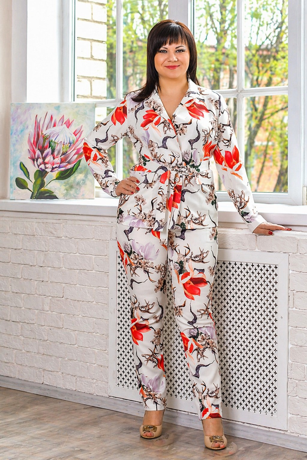 Костюм-двойка женский из крепа и полиэстера с жакетом классического кроя на пуговицах с поясом и прямыми брюками с рисунком летне-осенний  M-1051-PL4-043-20-1