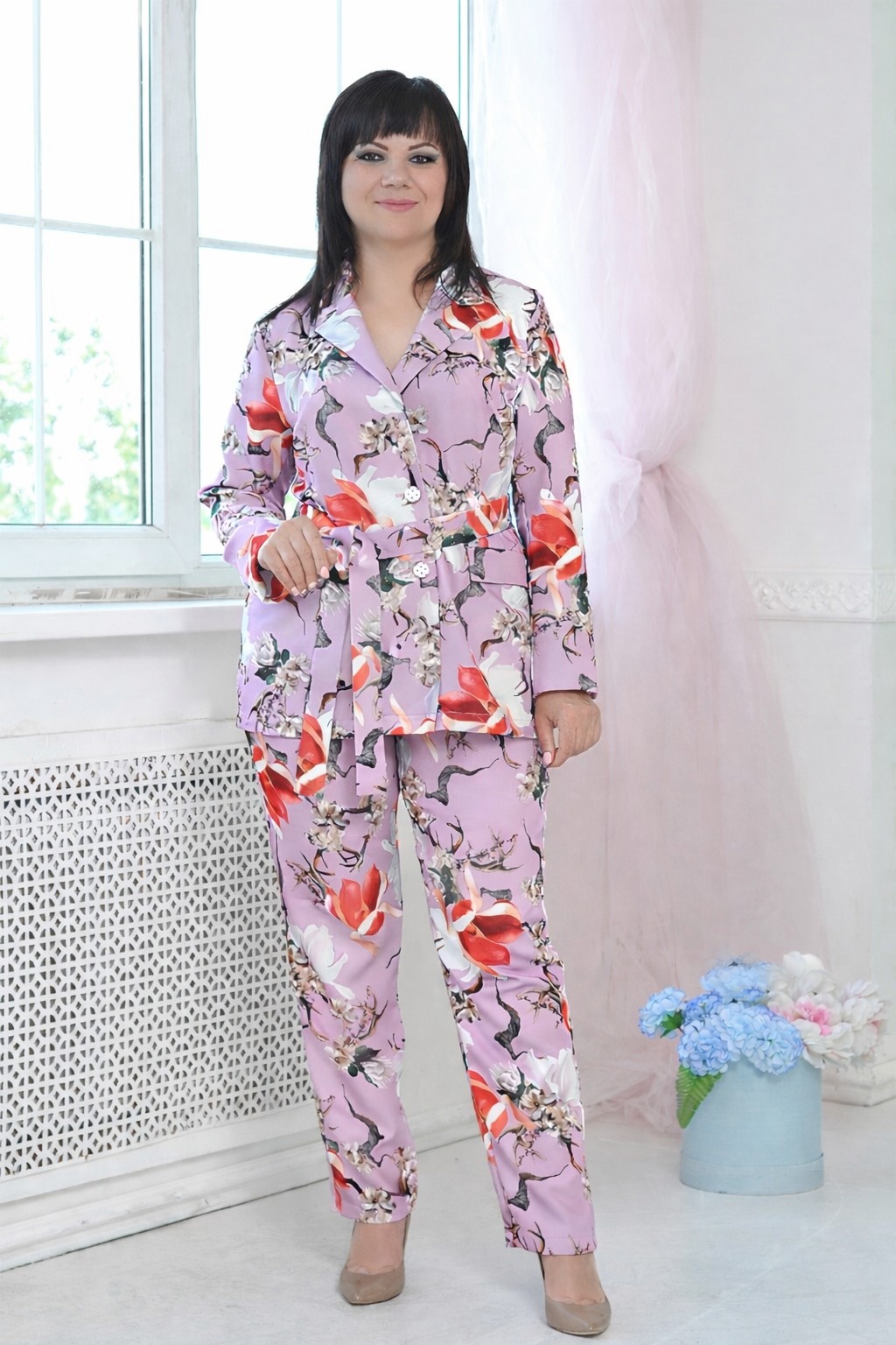 Костюм-двойка женский из крепа и полиэстера с жакетом классического кроя на пуговицах с поясом и прямыми брюками с цветочным рисунком летне-осенний  M-1053-PL4-043-20-3